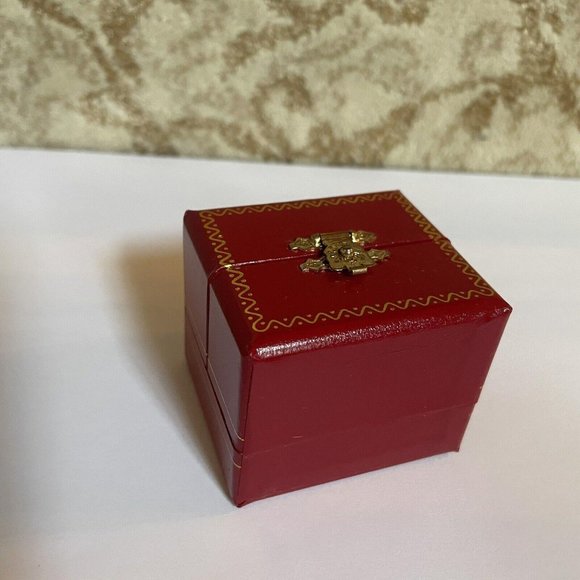 Classic Style Valentine’s Day Red / Gold Tone Classical RING BOX Holder NWOT - Picture 3 of 10